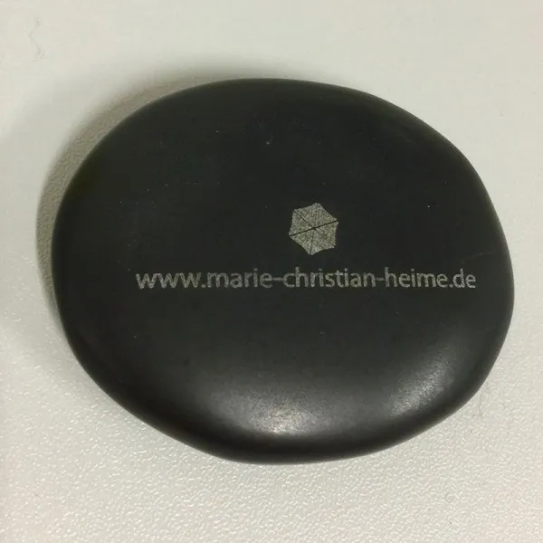 Produktbild von Logo-Stein aus Basalt mit Gravur für kreative Markenpräsentation, Einsatzmöglichkeiten u.a.