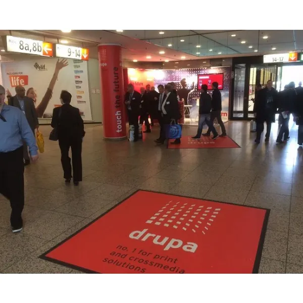 XXL-Werbematten bis 3m x 15m, Fotodigitaldruck, haltbar & leicht zu reinigen, recycelbar, rutschhemmend R10/DS, B1/Bfl-s1, wasserabweisend, wärmeisolierend, Schallschutz 16db, Fußbodenheizung geeignet, antistatisch EN 1815, vergilbt nicht EN ISO... (5)