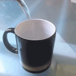 Produktbild von Diese Tasse ist ein magisches Werbegeschenk, das durch Sublimationsdruck bei Kontakt mit heißem Wasser Ihr individuelles Logo offenbart und bei Abkühlung unsichtbar wird.