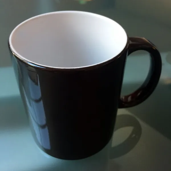 Diese Tasse verwandelt sich durch Sublimationstechnik bei Kontakt mit heißem Wasser und erzeugt einen magischen Farbwechsel-Effekt. (2)