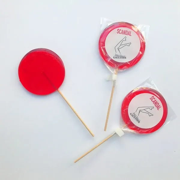Produktbild von Flacher Lolli in transparenter Hülle mit individuellem, flächig bedruckbarem Aufkleber für Groß & Klein, 80 mm oder 100 mm Durchmesser, vielfache Farben & Geschmacksrichtungen.