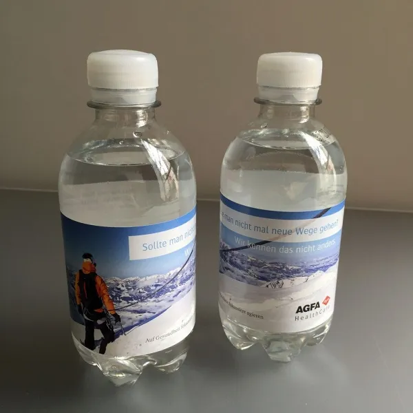 Produktbild von Wasserflaschen mit individuell gestaltbarem Flaschenettikett als Werbeartikel für Events, um Ihr Corporate Image beim Catering zu stärken.