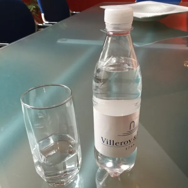 Produktbild von Wasser mit Logo - Die universelle Allzweckflüssigkeit für Messen, Incentives, Tagungen und Outdoor-Events.