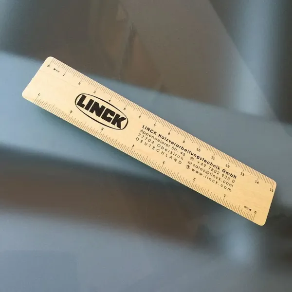Produktbild von Werbe-Lineal aus Furnierholz für vielfältige Anwendungen wie Lesezeichen, Urkunden, Hochzeitskarten, Visitenkarten, Gutscheine und Dekorationsschmuck.