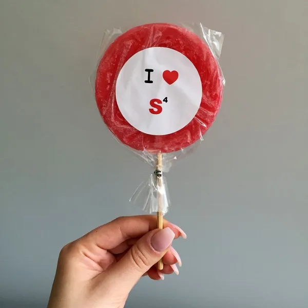 Produktbild von Werbelollipop mit individuellem, flächig bedruckbarem Aufkleber in transparenter Schutzhülle, erhältlich in 80 mm und 100 mm Durchmesser.