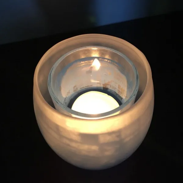 Produktbild von Windlicht mit Glaseinsatz für Gastronomie: Stimmungsvolle Beleuchtung mit Werbedruck auf klarem Einsatz; sichere Doppelwandigkeit, kein übermäßiges Erhitzen des Außenglases; dezent durchscheinendes satiniertes Außenglas für elegante Optik.