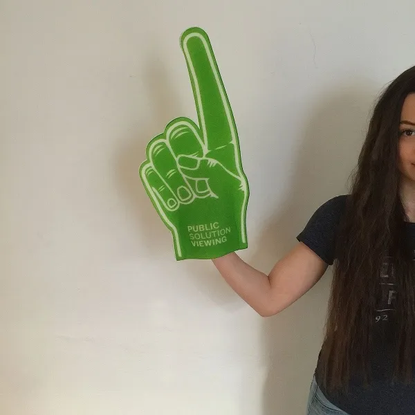 Jubelnde Hand für Fans: Bekenne dich bunt und ausdrucksvoll zu deinem Team mit einer individuellen Jumbofinger-Winkehand – die perfekte Fanartikel-Wahl.