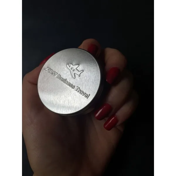 Produktbild von XS-Präge-Taschendose mit Pfefferminz Goldnuggets, weiß-glänzend, weiß-matt, schwarz-matt, silber-matt, silber- oder goldfarben, blau- oder rotmetallic, orange, gelb, grün, wieder befüllbar, Dose gesleevt mit roter Aufreißhilfe, Ø 50 x 16 mm, ca.