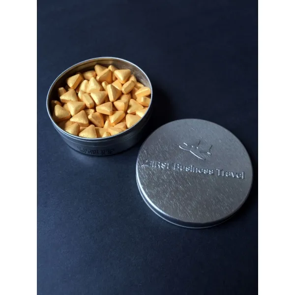 Pfefferminz Goldnuggets in XS-Präge-Taschendose, wieder befüllbar, weiß-glänzend, weiß-matt, schwarz-matt, silber-matt, silber- oder goldfarben, blau- oder rotmetallic, orange, gelb, grün, einzeln gesleevt mit roter Aufreißhilfe, ca. (2)